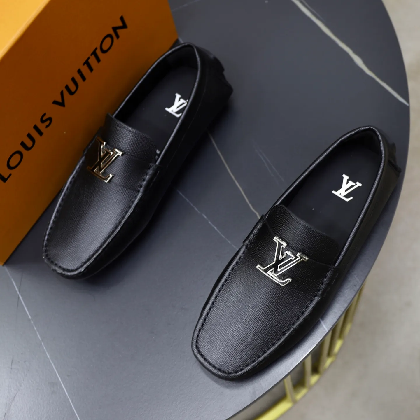 Ex-factory price: 480💰【LV】Louis Vuitton ⚠️High-end men’s driving and pedal series ⚠️38-44 (customized for 45) ⚠️All original cowhide leather! Thick and soft! Made entirely of calfskin lining! Rubber sheet anti-slip beanie sole! Three-dimensional package technology! Fashionable and classic! Handicrafts! Original high quality! Feel free to compare!